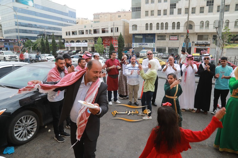 حلويات نفيسة توزع 6 أطنان كنافة مجانا احتفالا بزفاف الأمير حسين 