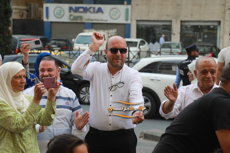 حلويات نفيسة توزع 6 أطنان كنافة مجانا احتفالا بزفاف الأمير حسين 