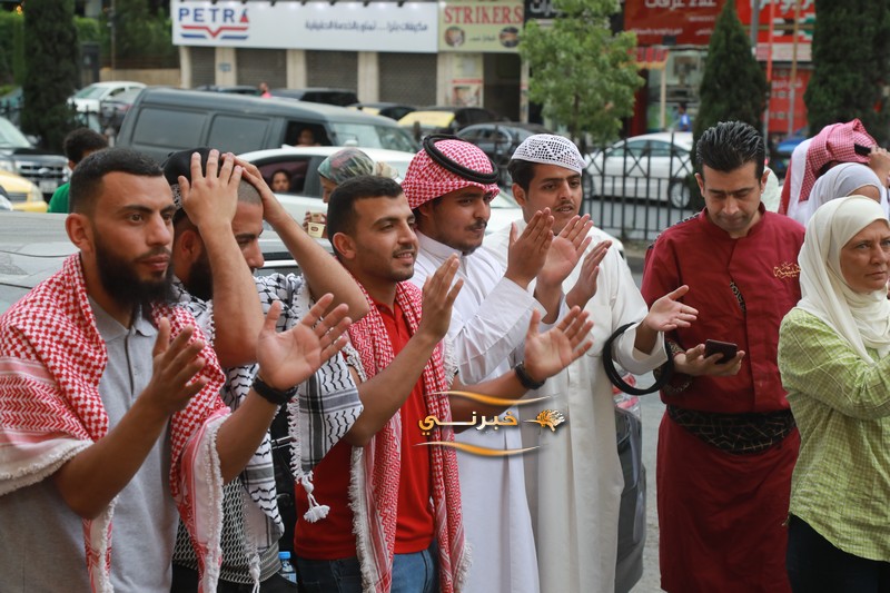 حلويات نفيسة توزع 6 أطنان كنافة مجانا احتفالا بزفاف الأمير حسين 