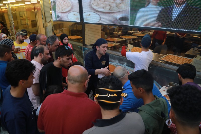 حلويات نفيسة توزع 6 أطنان كنافة مجانا احتفالا بزفاف الأمير حسين 