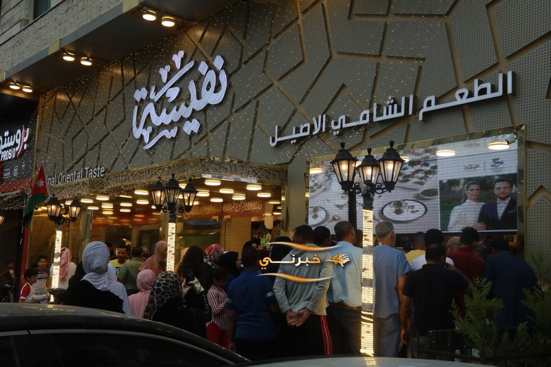 حلويات نفيسة توزع 6 أطنان كنافة مجانا احتفالا بزفاف الأمير حسين 