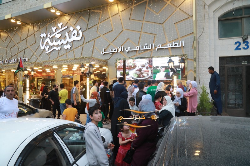 حلويات نفيسة توزع 6 أطنان كنافة مجانا احتفالا بزفاف الأمير حسين 