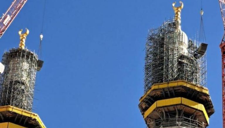 تركيب الهلالين بمنارتي باب الملك عبدالعزيز في المسجد الحرام (صور)