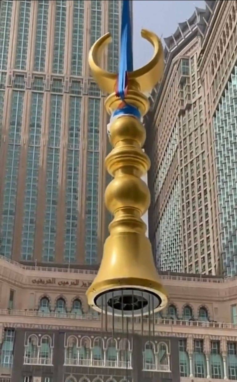 تركيب الهلالين بمنارتي باب الملك عبدالعزيز في المسجد الحرام (صور)
