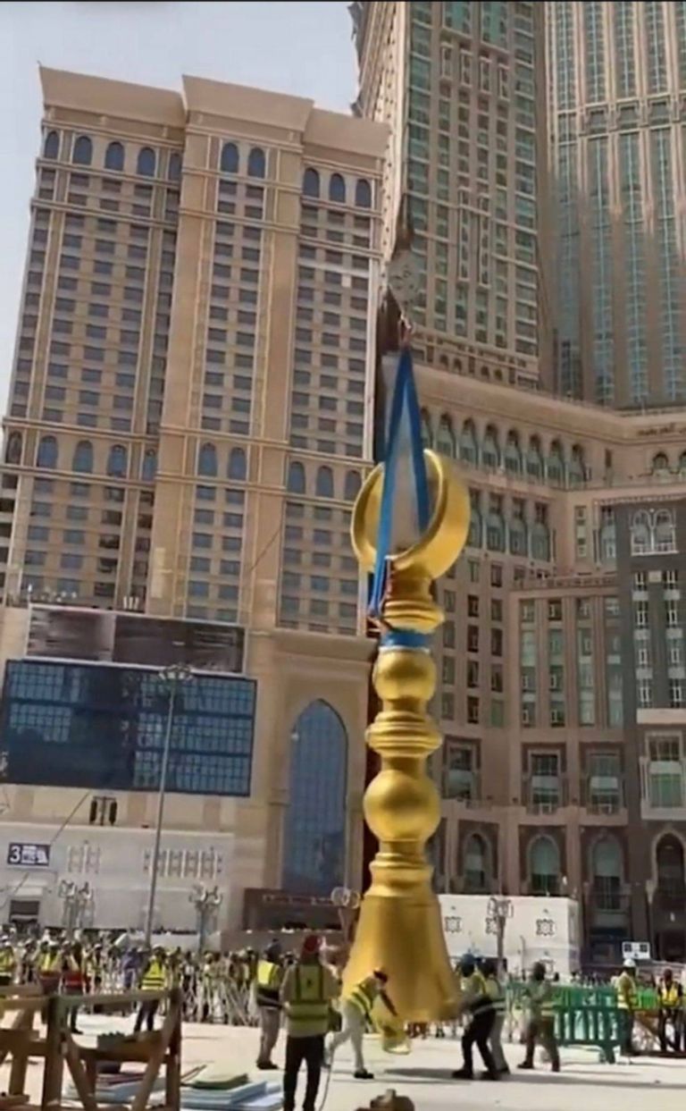 تركيب الهلالين بمنارتي باب الملك عبدالعزيز في المسجد الحرام (صور)