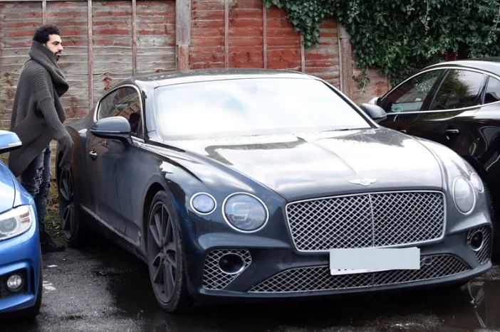 شاهد.. أسطول سيارات محمد صلاح وأسعارها