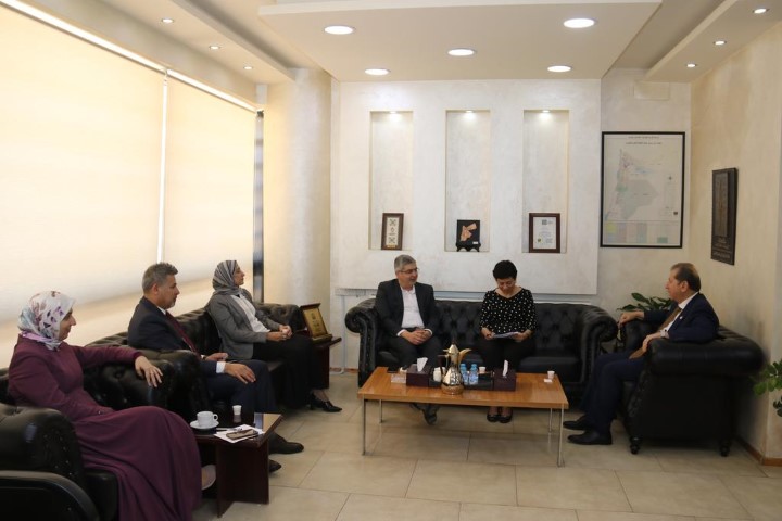 وفد من شركة المناصير يزور جامعة عمّان العربية