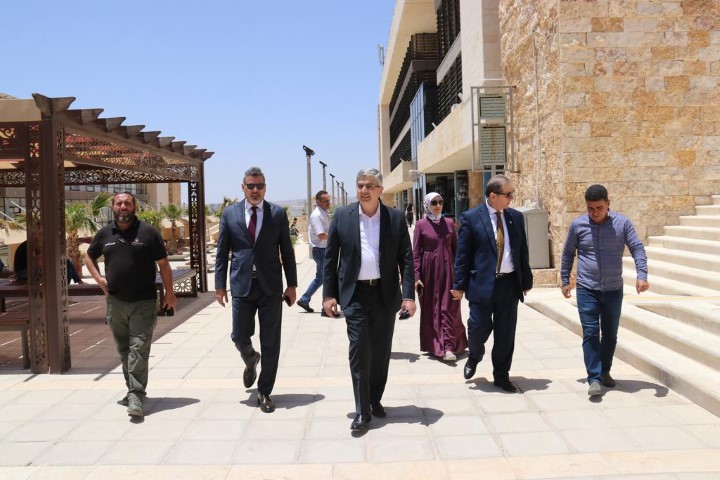 وفد من شركة المناصير يزور جامعة عمّان العربية