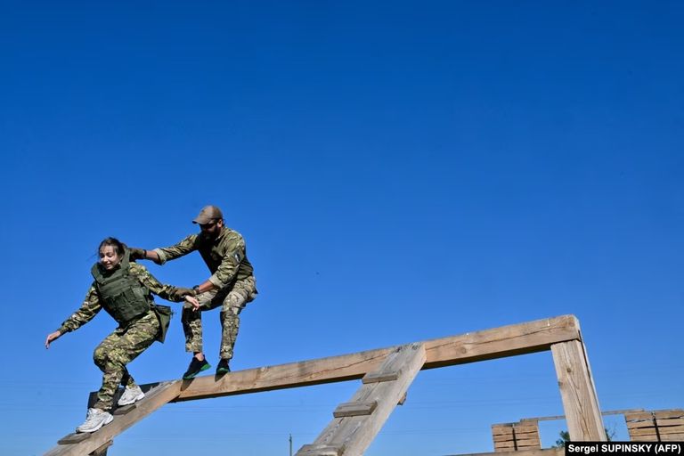 بالصور.. حسناوات أوكرانيات على الجبهة بملابس للنساء فقط