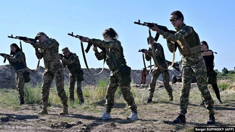 بالصور.. حسناوات أوكرانيات على الجبهة بملابس للنساء فقط