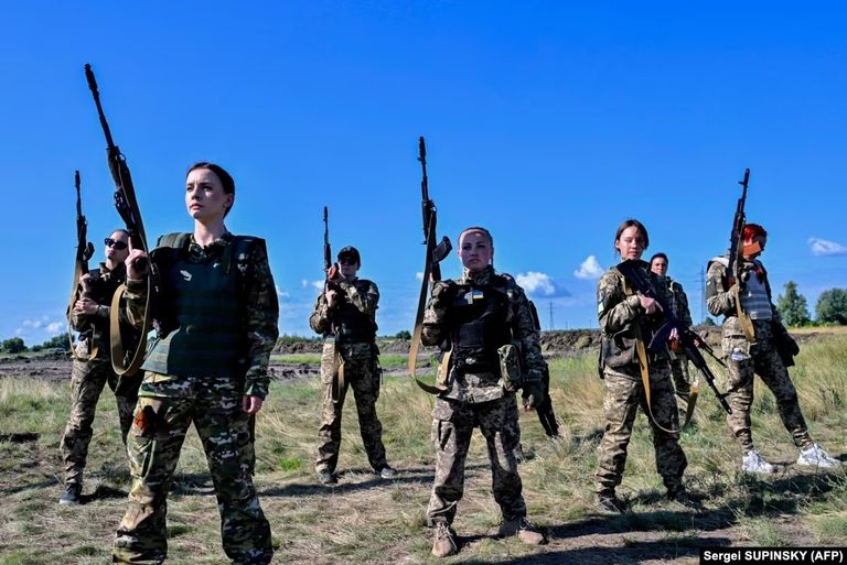 بالصور.. حسناوات أوكرانيات على الجبهة بملابس للنساء فقط