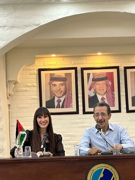 أبو سنينة توقع مجموعتها القصصية كسرة من روح - صور 