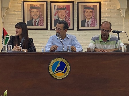 أبو سنينة توقع مجموعتها القصصية كسرة من روح - صور 