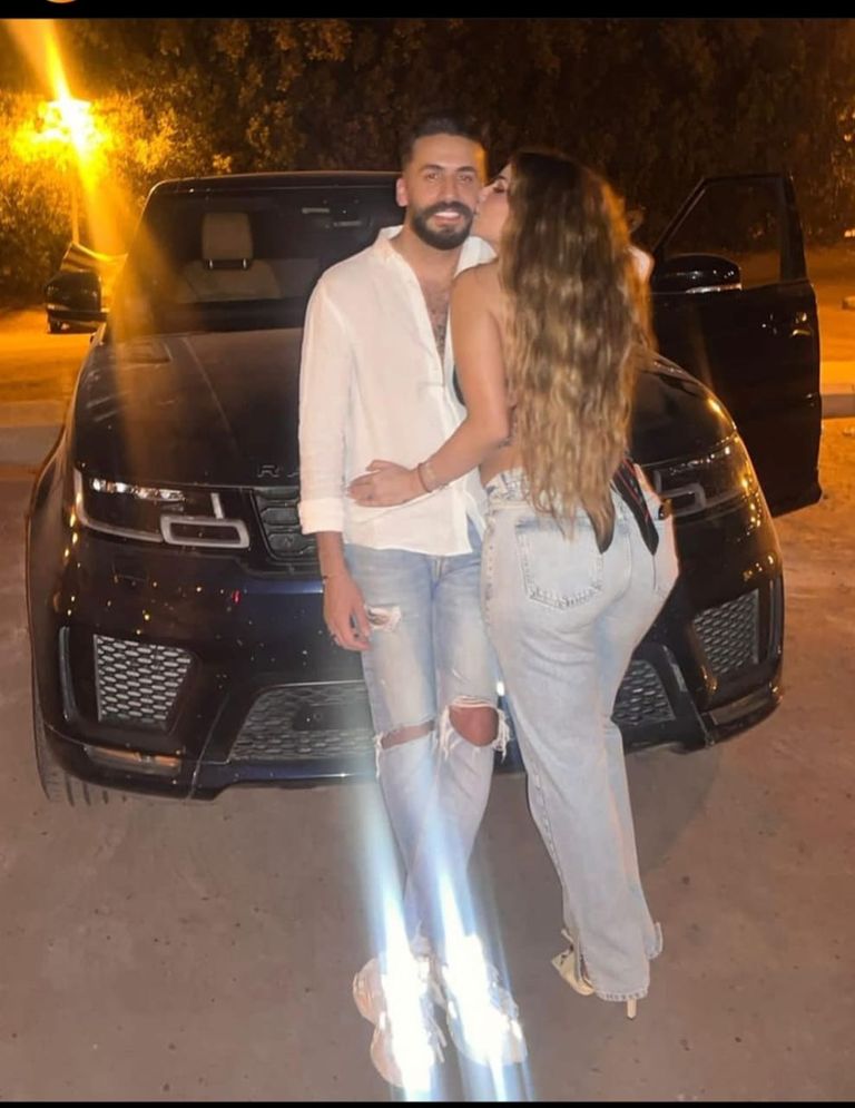 ندى الكامل تعلن ارتباطها بظهور جريء مع خطيبها