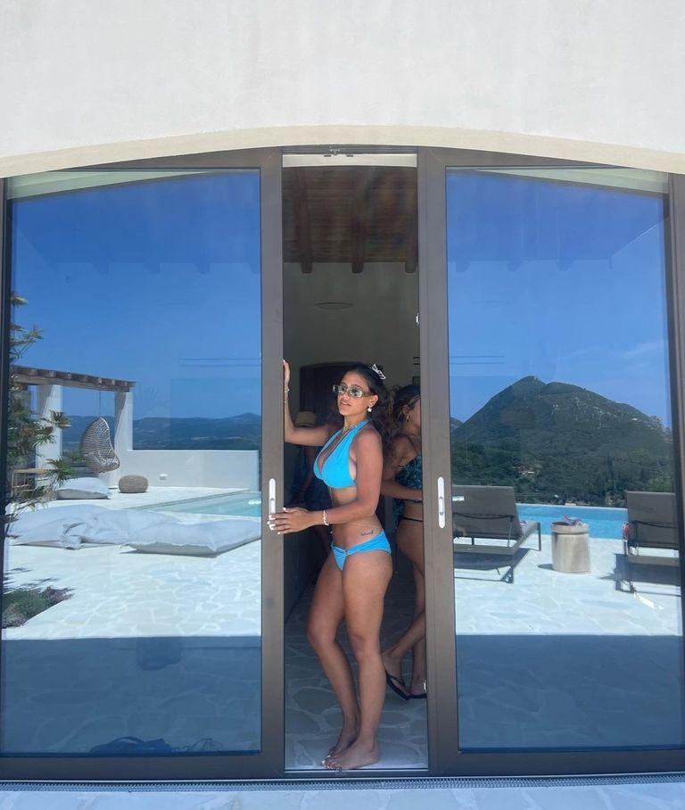 جنا عمرو دياب تثير الجدل في أحدث ظهور صيفي