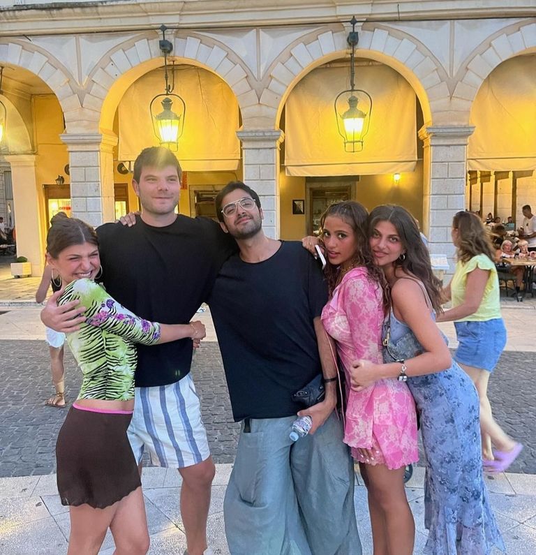 جنا عمرو دياب تثير الجدل في أحدث ظهور صيفي