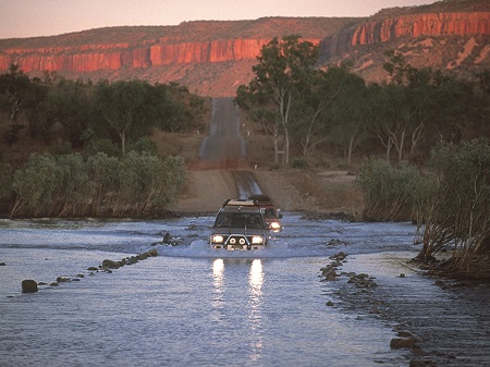 العرض العالمي الأول لسيارة تويوتا لاند كروزر برادو الجديدة