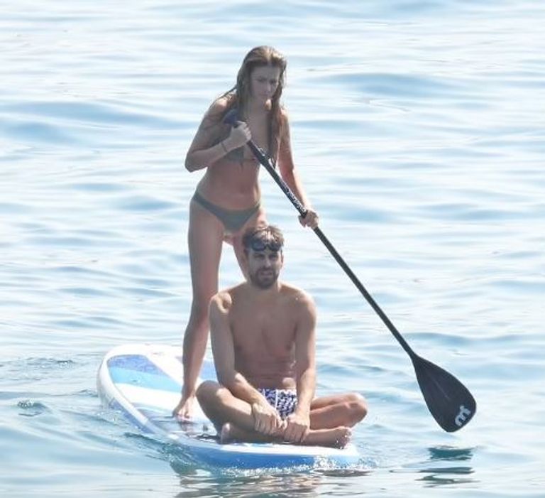 بيكيه مع حبيبته الجديدة في منزل شاكيرا (صور)