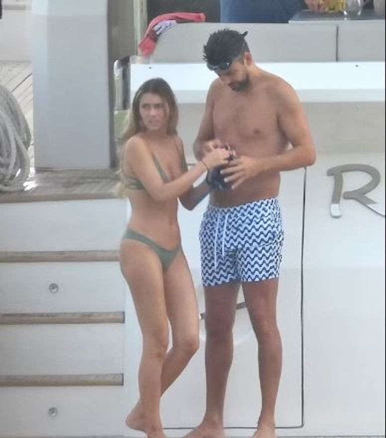 بيكيه مع حبيبته الجديدة في منزل شاكيرا (صور)