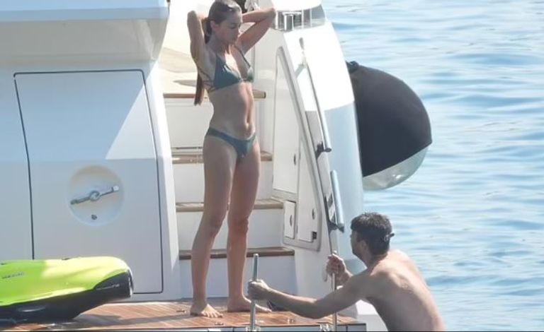 بيكيه مع حبيبته الجديدة في منزل شاكيرا (صور)