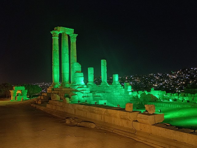 اضاءة جبل القلعة بألوان علم السعودية - صور