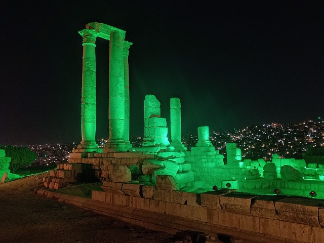 اضاءة جبل القلعة بألوان علم السعودية - صور