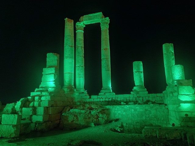 اضاءة جبل القلعة بألوان علم السعودية - صور