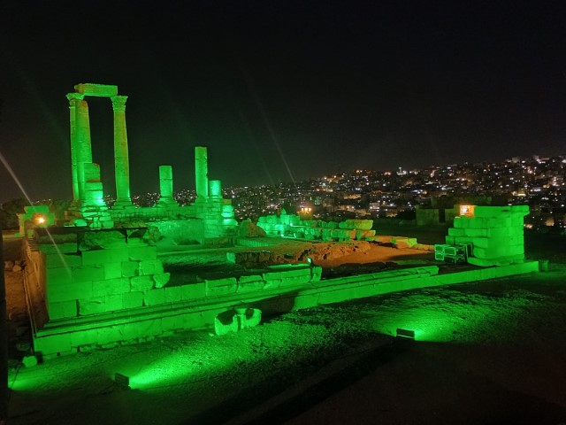 اضاءة جبل القلعة بألوان علم السعودية - صور