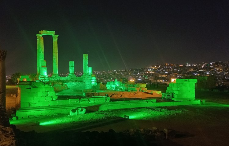 اضاءة جبل القلعة بألوان علم السعودية - صور