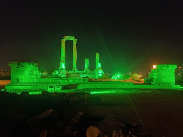 اضاءة جبل القلعة بألوان علم السعودية - صور