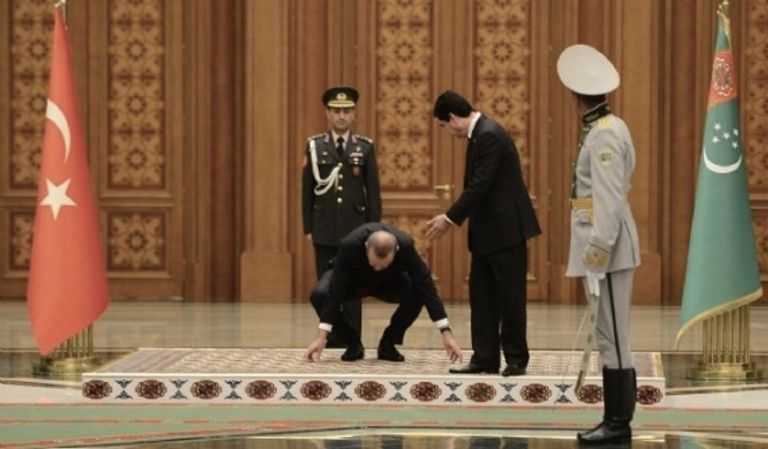 فيدان ينقذ علم تركيا (فيديو)