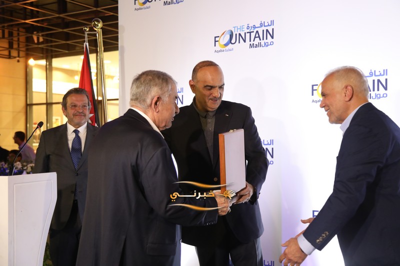 الخصاونة يرعى افتتاح النافورة مول في العقبة