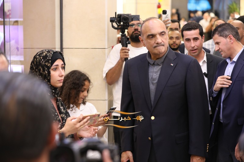 الخصاونة يرعى افتتاح النافورة مول في العقبة