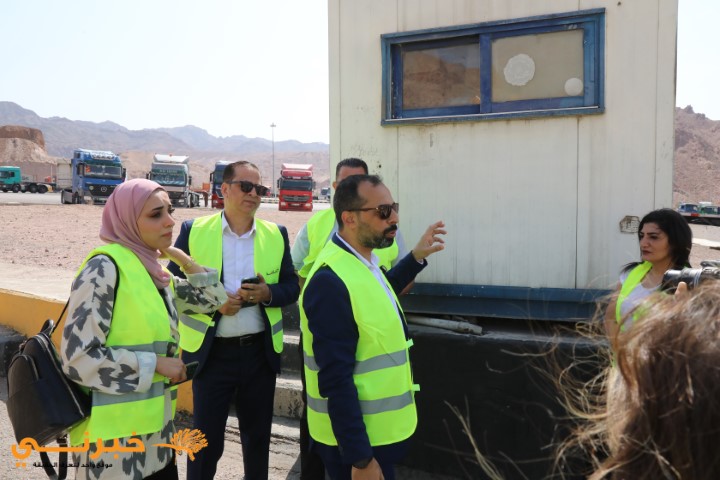 نافذ للخدمات اللوجستية تنظم جولة لصحفيين على مراكز عملها وساحاتها في العقبة