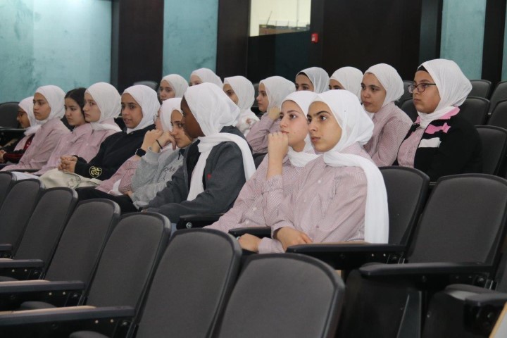عمان العربية تستقبل وفداً طلابياً من مدرسة أكاديمية جسور المعرفة الدولية