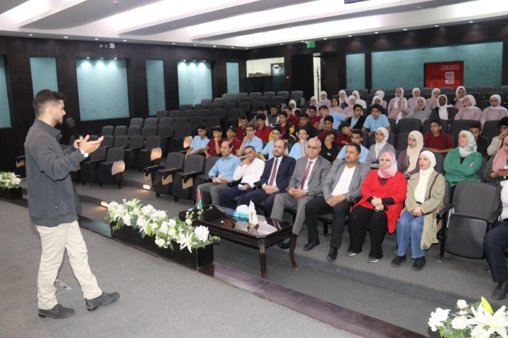 عمان العربية تستقبل وفداً طلابياً من مدرسة أكاديمية جسور المعرفة الدولية