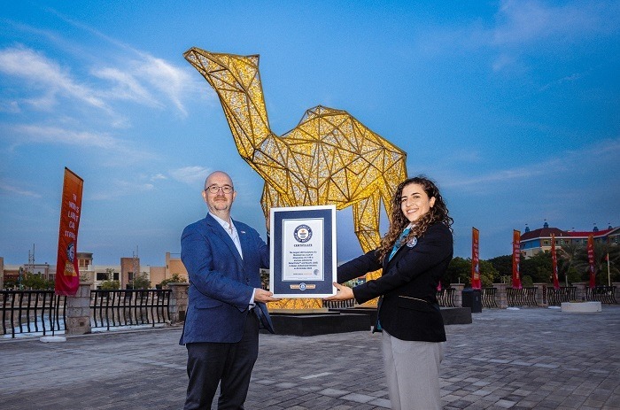 الكشف عن أكبر مجسم لجمل مضاء في العالم