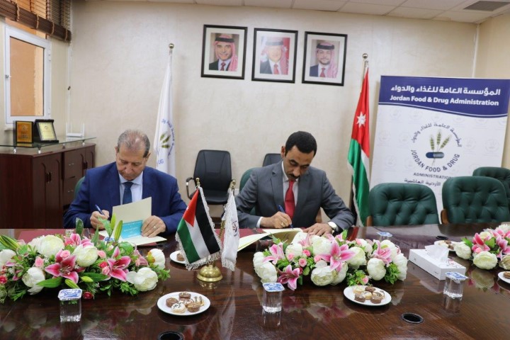 توقيع اتفاقية تعاون بين عمان العربية والمؤسسة العامة للغذاء والدواء