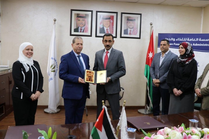 توقيع اتفاقية تعاون بين عمان العربية والمؤسسة العامة للغذاء والدواء