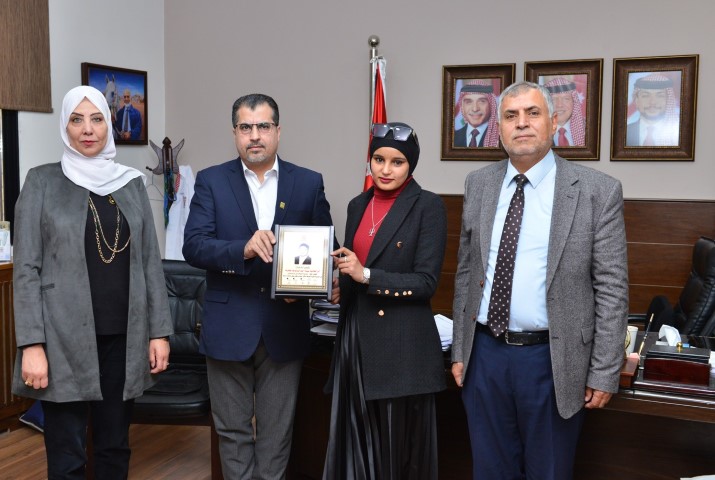 رئيس جامعة البترا يكرم الطالبة سمية أبو غانم لفوزها بمسابقة مكتبة جامعة البترا للطلبة الأكثر استعارة للكتب 