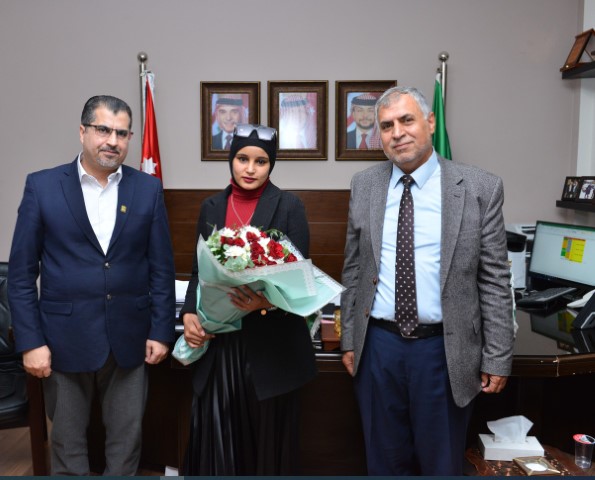 رئيس جامعة البترا يكرم الطالبة سمية أبو غانم لفوزها بمسابقة مكتبة جامعة البترا للطلبة الأكثر استعارة للكتب 