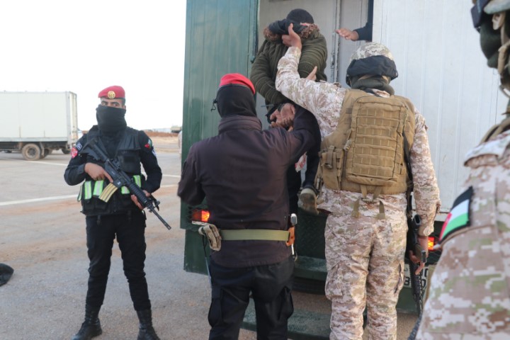 الجيش : مقتل 5 مهربين والقبض على 15 آخرين -  صور