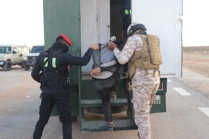 الجيش : مقتل 5 مهربين والقبض على 15 آخرين -  صور