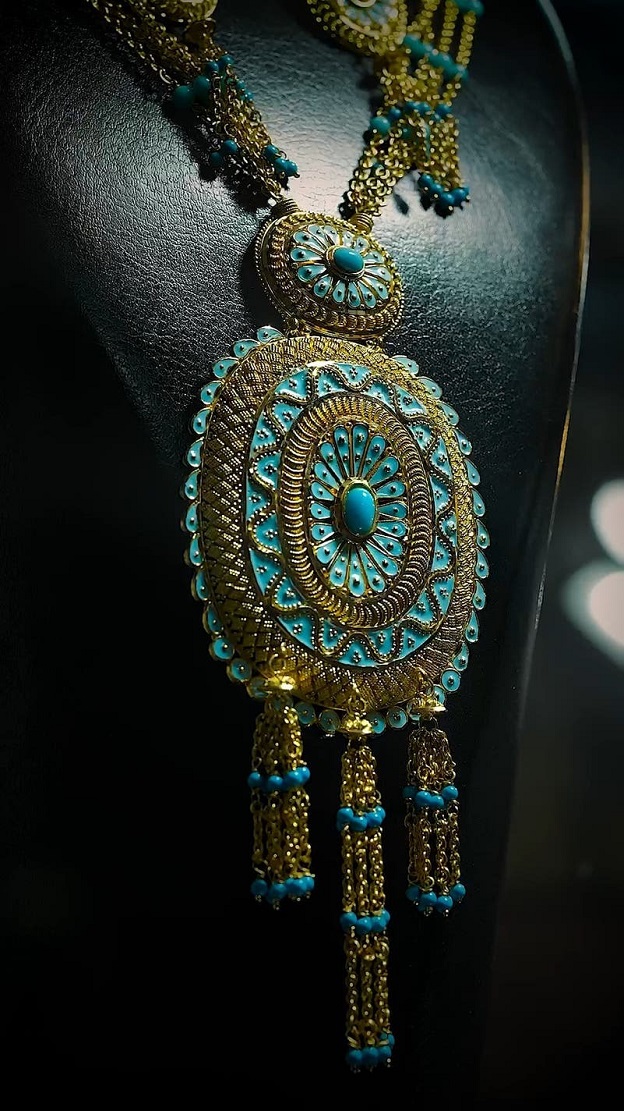 بالصور.. أكبر حجر زمرد في العالم يحط رحاله في الشارقة