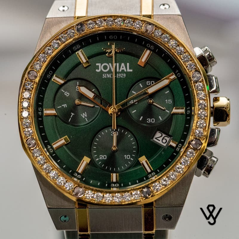 بالصور.. أكبر حجر زمرد في العالم يحط رحاله في الشارقة