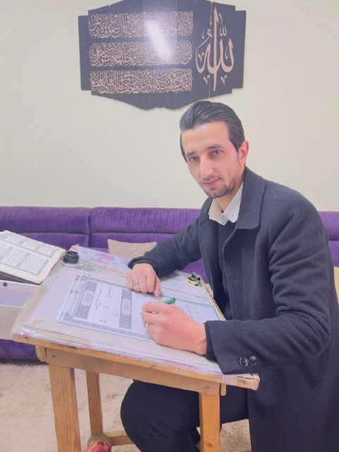 شاب أردني ينسخ القرآن الكريم بخط يده - صور