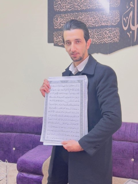 شاب أردني ينسخ القرآن الكريم بخط يده - صور