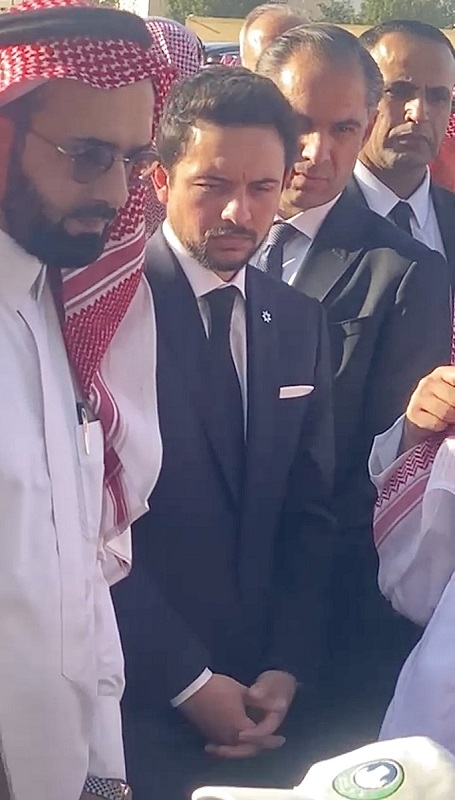 ولي العهد يشارك بتشييع جثمان والد الأميرة رجوة
