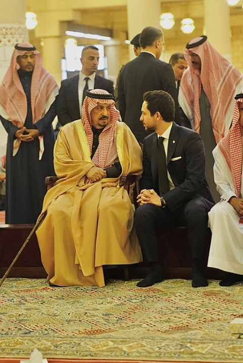 ولي العهد يشارك بتشييع جثمان والد الأميرة رجوة