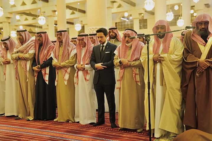ولي العهد يشارك بتشييع جثمان والد الأميرة رجوة